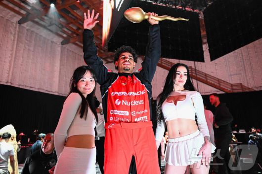 정자 경주대회에서 우승한 대학생 트리스탄 밀커 손을 들어올려 포즈를 취하고 있다. ⓒ AFP=뉴스1