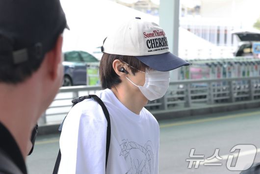 더보이즈 선우가 27일 오전 인천국제공항 제2터미널에서 대만 타이베이에서 열리는 'Supernova Vox 2025'에 참여하기 위해 출국하고 있다.  ⓒ News1 장수영 기자