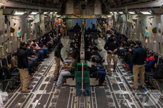 23일(현지시간) 미국 애리조나주(州) 투손 국제공항에서 이민자들이 미군 수송기에 태워져 추방되고 있다. 이들의 손에는 수갑이 채워져 있다. 2025.01.23/ ⓒ AFP=뉴스1 ⓒ News1 권진영 기자