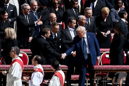 도널드 트럼프 미국 대통령과 에마뉘엘 마크롱 프랑스 대통령이 26일 (현지시간) 바티칸의 성 베드로 광장에서 열린 프란치스코 교황의 장례 미사에 참석해 악수를 하고 있다. 2025.04,27 ⓒ AFP=뉴스1 ⓒ News1 우동명 기자