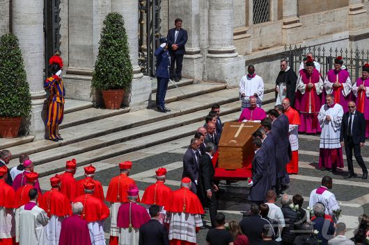 26일 (현지시간) 바티칸의 성 베드로 광장에서 열린 프란치스코 교황의 장례 미사를 마친 뒤 관이 마지막 안식처인 로마의 산타 마리아 마조레 대성당으로 옮겨 지고 있다. 2025.04,27 ⓒ 로이터=뉴스1