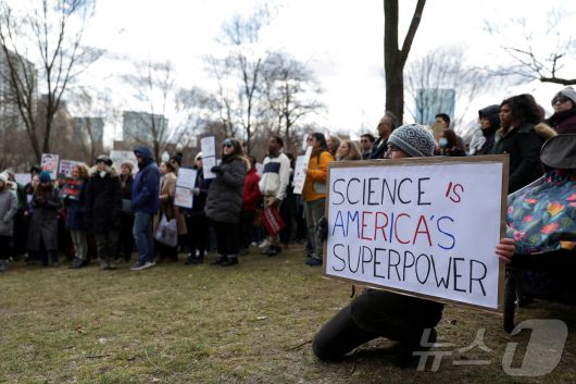 7일(현지시간) 미국 매사추세츠주 보스턴에서 과학 및 연구 기금을 위한 시위가 열리고 있다. 2025.03.07 ⓒ 로이터=뉴스1 ⓒ News1 정지윤 기자