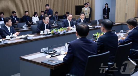 이재명 더불어민주당 대선 후보가 28일 경기 이천시 SK하이닉스에서 열린 'K-반도체' AI메모리반도체 기업 간담회에서 발언하고 있다. 2025.4.28/뉴스1 ⓒ News1 국회사진취재단