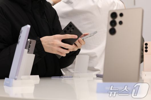 23일 서울 서초구 삼성스토어 삼성강남에서 고객들이 삼성전자의 최신 스마트폰 갤럭시 S25 시리즈를 살펴보고 있다. 2025.1.23/뉴스1 ⓒ News1 신웅수 기자