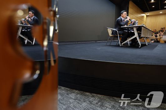 SK텔레콤 임직원들이 25일 서울 중구 SKT타워에서 고객 정보 보호조치 강화 설명회를 열고 SK텔레콤 이용자 유심(USIM) 정보 해킹 사고와 관련해 기자들 질문을 받고 있다. 2025.4.25/뉴스1 ⓒ News1 이동해 기자