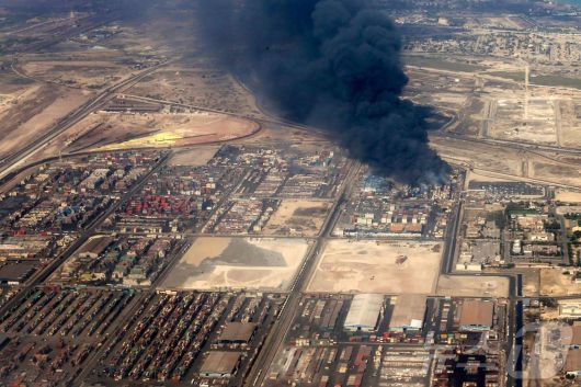 27일(현지시간) 이란 남동부 반다르압바스 지역 샤히드라자이 항구에서 폭발 사고가 발생해 최소 40명이 숨진 현장서 검은 연기가 솟아 오르고 있다. 2025.04.28 ⓒ AFP=뉴스1 ⓒ News1 우동명 기자