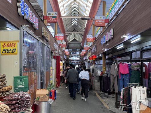 지난 25일 울산 남구 신정시장에 시민들이 지나다니고 있다. 2025.4.25./뉴스1 김세은 기자