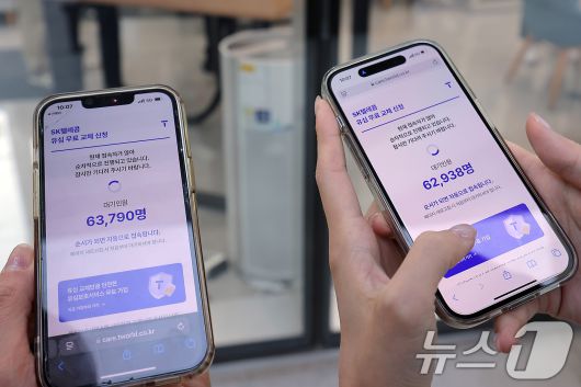 해킹 공격으로 가입자 유심 정보가 탈취된 SK텔레콤이 가입자 유심 무상 교체를 시작한 28일 오전 서울 종로구 T월드 직영매장 앞에서 번호표를 받지 못한 고객들이 온라인 예약을 하고 있다.  2025.4.28/뉴스1 ⓒ News1 박정호 기자