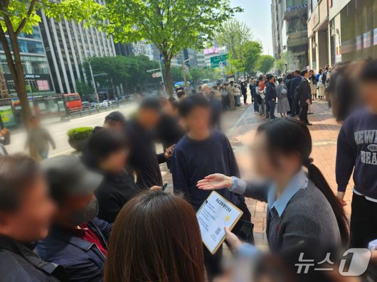 서울 서초구 강남역 근처 SK텔레콤 대리점에서 직원들이 유심교체 서비스를 안내하고 있다. 2025.04.28/뉴스1 김정현 기자