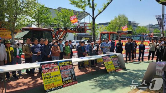 바이오매스 발전시설(SRF) 건립을 반대하는 주민 집회가 28일 정읍시청 앞에서 열렸다.2025.4.28/뉴스1ⓒ News1 박제철 기자