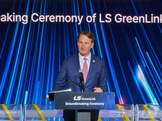 글렌 영킨(Glenn Youngkin, 공화당) 버지니아주 주지사가 28일(현지시간) 체시피크시에서 열린 LS전선 자회사 LS그린링크의 해저케이블 공장 착공식에서 축사를 하고 있다. ⓒ News1 류정민 특파원