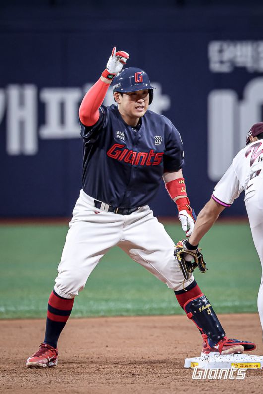 롯데 자이언츠 유강남은 29일 열린 KBO리그 고척 키움 히어로즈전에서 3타수 2안타 1볼넷 2타점 1득점으로 활약했다. (롯데 자이언츠 제공)