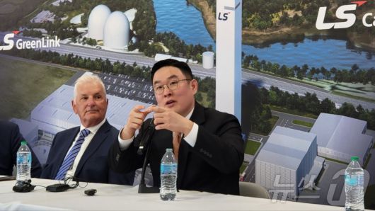 구본규 LS전선 대표가 28일(현지시간) 버지니아주 체사피크시에서 열린 해저케이블 공장 착공식에서 관세 대응 방안에 대해 설명하고 있다.  옆은릭 웨스트 체사피크시 시장. ⓒ News1 류정민 특파원