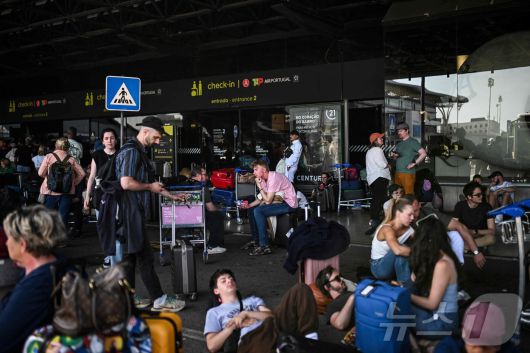 28일(현지시간) 스페인과 포르투갈 전역에서 대규모 정전이 발생한 가운데 포르투갈 리스본 움베르투 델가두 공항 밖에서 탑승객들이 공항 운영 재개를 기다리고 있다. 25.04.28 ⓒ AFP=뉴스1 ⓒ News1 김예슬 기자