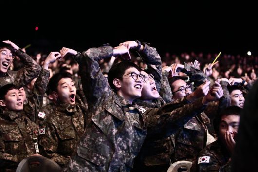 장병들이 위문열차 공연을 보며 환호하는 모습.(국방홍보원 제공)