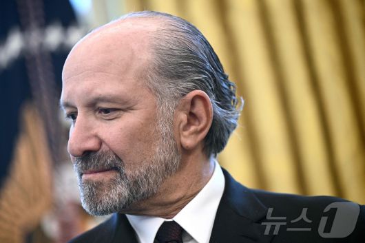 하워드 러트닉 미국 상무 장관이 17일(현지시간) 워싱턴 백악관에서 열린 도널드 트럼프 대통령의 행정명령 서명식에 참석을 하고 있다. 2025.04.18 ⓒ AFP=뉴스1 ⓒ News1 우동명 기자