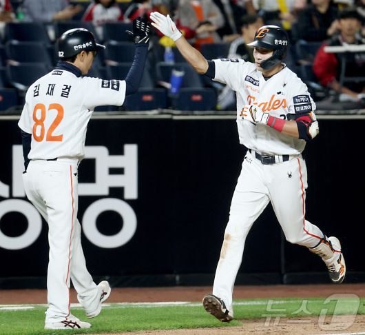 29일 대전 한화생명볼파크에서 열린 '2025 신한 SOL 뱅크 KBO리그' 프로야구 한화 이글스와 LG 트윈스 경기에서 4회말 한화 심우준이 역전 솔로 홈런을 치며 홈에 들어오고 있다. 2025.4.29/뉴스1 ⓒ News1 김기남 기자