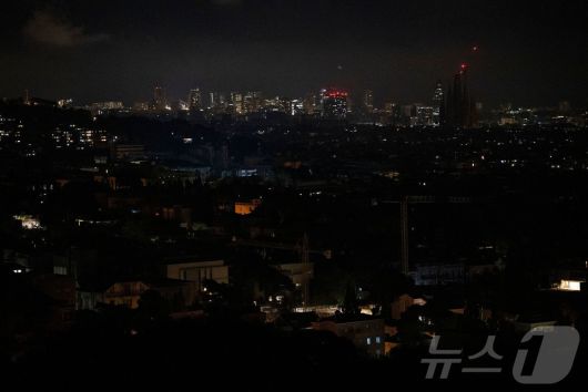 이베리아 반도에 대규모 정전이 발생한 28일(현지시간) 스페인 바르셀로나가 어둠에 갇혀 있다. ⓒ AFP=뉴스1