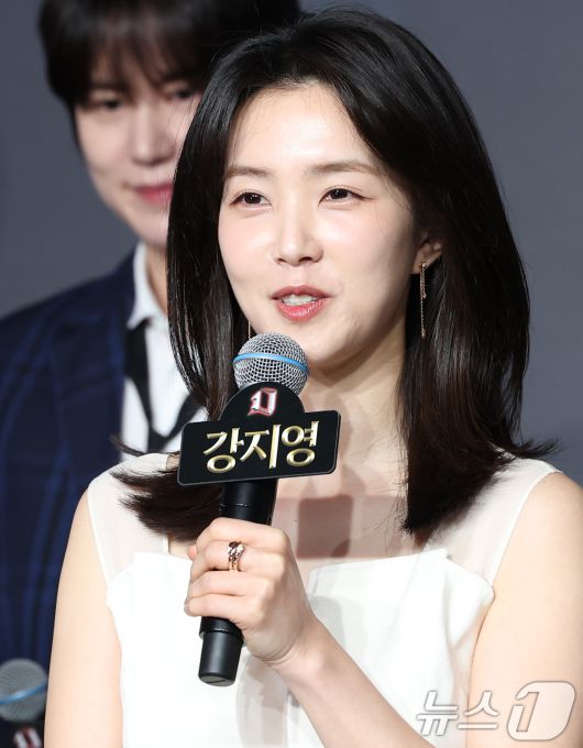 강지영 아나운서가 29일 서울 마포구 호텔 나루 서울 엠갤러리에서 열린 넷플릭스 ‘데블스 플랜: 데스룸’ 제작발표회에 참석해 인사말을 하고 있다. ‘데블스 플랜’은 다양한 직업군의 플레이어가 7일간 합숙하며 최고의 브레인을 가리는 두뇌 서바이벌 게임 프로그램이다. 2025.4.29/뉴스1 ⓒ News1 권현진 기자