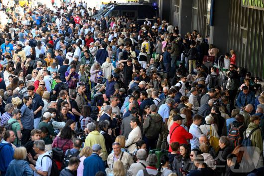 이베리아 반도에 대규모 정전이 발생한 28일(현지시간) 스페인 바르셀로나 산트 기차역 밖에서 많은 시민들이 모여 있다. ⓒ AFP=뉴스1