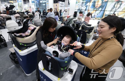 27일 서울 강서구 코엑스 마곡에서 열린 마이비 마곡 베이비페어&유아교육전을 찾은 관람객이 카시트 등 육아용품을 살펴보고 있다. 2025.3.27/뉴스1 ⓒ News1 박세연 기자