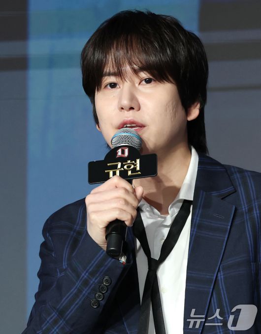 슈퍼주니어 규현이 29일 서울 마포구 호텔 나루 서울 엠갤러리에서 열린 넷플릭스 ‘데블스 플랜: 데스룸’ 제작발표회에 참석해 인사말을 하고 있다. ‘데블스 플랜’은 다양한 직업군의 플레이어가 7일간 합숙하며 최고의 브레인을 가리는 두뇌 서바이벌 게임 프로그램이다. 2025.4.29/뉴스1 ⓒ News1 권현진 기자