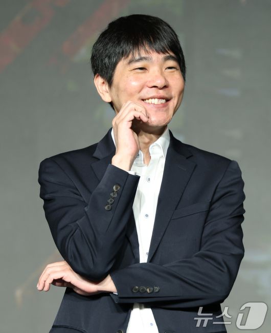 전 바둑기사 이세돌이 29일 서울 마포구 호텔 나루 서울 엠갤러리에서 열린 넷플릭스 ‘데블스 플랜: 데스룸’ 제작발표회에 참석해 포즈를 취하고 있다. ‘데블스 플랜’은 다양한 직업군의 플레이어가 7일간 합숙하며 최고의 브레인을 가리는 두뇌 서바이벌 게임 프로그램이다. 2025.4.29/뉴스1 ⓒ News1 권현진 기자