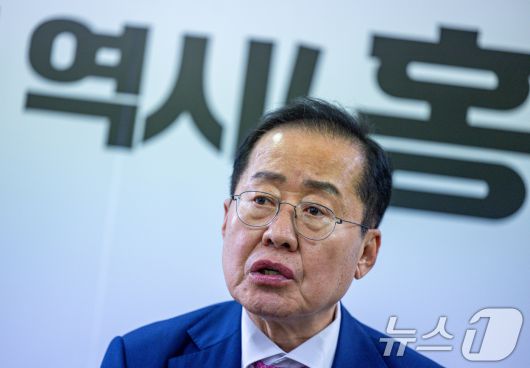 제21대 대통령선거에 출마한 홍준표 전 대구시장이 14일 오후 서울 여의도 선거 캠프 사무실에서 뉴스1과 인터뷰를 하고 있다. ⓒ News1 이재명 기자