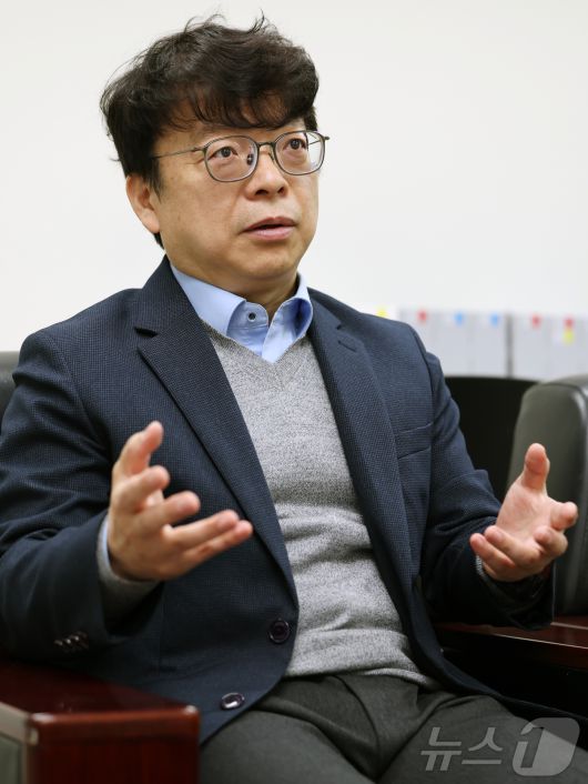 윤종빈 명지대 정치외교학과 교수가 25일 서울 서대문구 명지대학교 인문캠퍼스에서 뉴스1 대선 기획 ‘3040, 차기 정부에 바란다’ 인터뷰를 하고 있다. 2025.4.25/뉴스1 ⓒ News1 황기선 기자