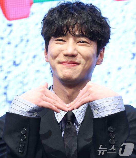 배우 이준영이 29일 오후 서울 구로구 신도림 디큐브시티 더 세인트에서 열린 KBS 2TV 새 수목드라마 '24시 헬스클럽' 제작발표회에 참석해 포즈를 취하고 있다. '24시 헬스클럽'은 근성이 넘치는 헬치광이 관장 도현중이 근심이 과다한 헬린이 회원들의 인생을 파격 교정하며 펼쳐지는 두근두근 근(筋)성장 코맨스(코믹 로맨스)다. 2025.4.29/뉴스1 ⓒ News1 권현진 기자