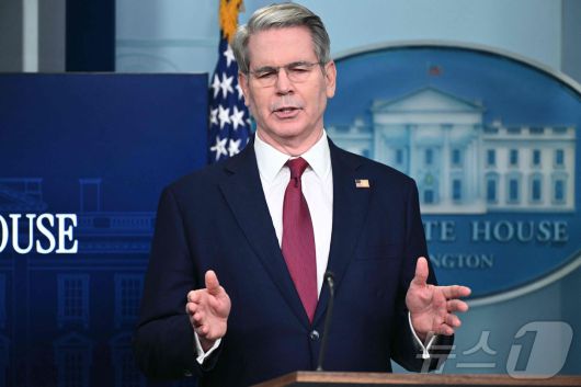 스콧 베선트 미국 재무부 장관이 29일(현지시간) 워싱턴DC 백악관에서 열린 도널드 트럼프 대통령 취임 100일간 경제 분야 성과 브리핑에서 관련 질문에 답하고 있다. ⓒ AFP=뉴스1 ⓒ News1 류정민 특파원