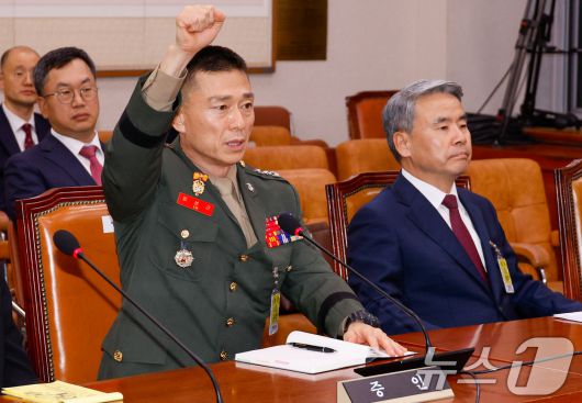 임성근 전 해병대 1사단장이 서울 여의도 국회 법제사법위원회에서 열린 '윤석열 대통령 탄핵소추안 즉각 발의 요청에 관한 청원 관련 1차 청문회'에서 정청래 위원장을 향해 발언 기회를 요구하고 있다. 2024.7.19/뉴스1 ⓒ News1 안은나 기자