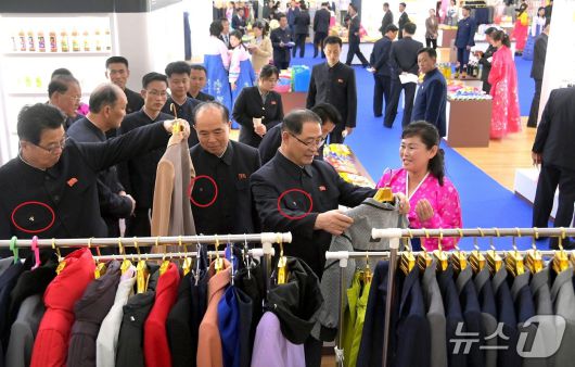 (평양 노동신문=뉴스1) =제품품평회에 참석한 북한 간부들. 맨 오른쪽 박태성 내각총리를 비롯한 간부들이 당 배지를 착용한 모습이다. [국내에서만 사용가능. 재배포 금지. DB 금지. For Use Only in the Republic of Korea. Redistribution Prohibited] rodongphoto@news1.kr