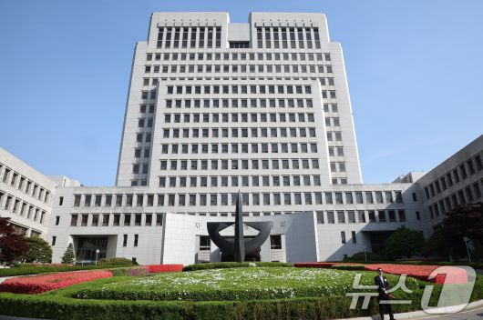 이재명 더불어민주당 대선 후보의 공직선거법 위반 상고심 선고가 5월 1일 오후 3시 대법원 전원합의체에서 내려진다. 이 후보는 지난 20대 대선 과정 당시 대장동·백현동 의혹 관련 발언으로 허위사실 공표 혐의로 기소됐고, 1심은 유죄, 2심은 1심을 뒤집고 무죄를 선고했다. 사진은 30일 오전 서울 서초구 대법원. 2025.4.30/뉴스1 ⓒ News1 김진환 기자