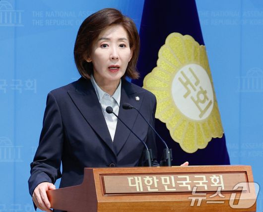 나경원 국민의힘 대선 경선 후보가 22일 오후 서울 여의도 국회 소통관에서 5대 초광역 메가시티, 3대 글로벌 혁신허브 내용을 담은 부울경 공약을 발표하고 있다. 2025.4.22/뉴스1 ⓒ News1 안은나 기자