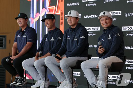 리브 골프 코리아에 나서는 '아이언 헤드 GC'의 대니 리, 케빈 나, 장유빈이 30일 오전 인천 연수구 잭니클라우스 골프클럽 미디어센터에서 열린 기자회견에서 고즈마 지니치로의 위트에 웃음을 터트리고 있다. 2025.4.30/뉴스1 ⓒ News1 박정호 기자