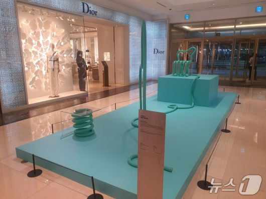 30일 서울 소공동 롯데백화점 본점 1층에 전시된 정그림 작가의 아트 퍼니처 작품 'Mono Series'.