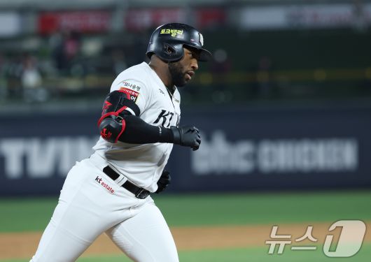2일 오후 경기 수원시 장안구 KT위즈파크에서 열린 '2025 신한 SOL 뱅크 KBO리그' LG 트윈스와 KT 위즈의 경기, 1회말 2사 주자 2루 KT 로하스가 홈런을 치고 난 뒤 홈으로 향하고 있다. 2025.4.2/뉴스1 ⓒ News1 김영운 기자