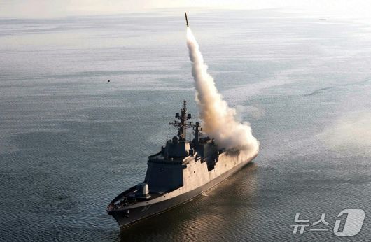 (평양 노동신문=뉴스1) = 북한 노동당 기관지 노동신문은 지난 28일과 29일 신형 구축함 '최현'호에 탑재된 무장체계들의 성능 및 전투적용성 시험이 진행됐다고 30일 보도했다. 북한은 구축함에서 초음속순항미사일 등을 발사했다고 밝혔다. 사진은 초음속순항미사일이 발사되는 장면.[국내에서만 사용가능. 재배포 금지. DB 금지. For Use Only in the Republic of Korea. Redistribution Prohibited] rodongphoto@news1.kr
