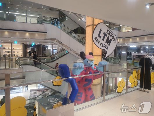 30일 서울 소공동 롯데백화점 본점 내부 에스컬레이터 주변에 소형 '스티지(steezy)' 조형물이 설치돼 있다.