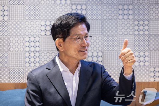 김문수 국민의힘 대선 경선 후보가 29일 오전 서울 여의도 국회 인근 카페에서 뉴스1과 인터뷰를 하고 있다. 2025.4.29/뉴스1 ⓒ News1 이재명 기자