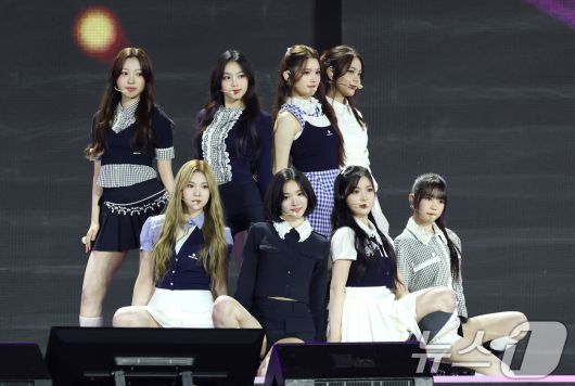 하츠투하츠가 30일 서울 마포구 상암 월드컵경기장에서 열린 ‘서울스프링페스타 WONDER SHOW’에 출연해 멋진 무대를 선보이고 있다. ⓒ News1 권현진 기자