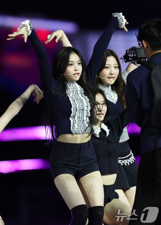 하츠투하츠 이안이 30일 서울 마포구 상암 월드컵경기장에서 열린 ‘서울스프링페스타 WONDER SHOW’에 출연해 화려한 무대를 선보이고 있다. ⓒ News1 권현진 기자