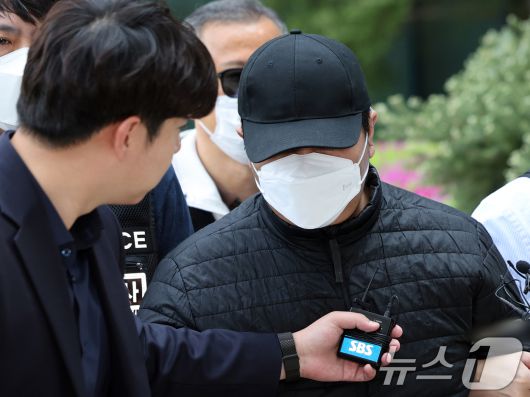 마트에서 흉기를 휘둘러 1명을 살해하고 1명을 다치게 한 30대 남성 A씨가 24일 오전 서울 도봉구 서울북부지법에서 열린 구속 전 피의자 심문(영장실질심사)에 출석하고 있다. 2025.4.24/뉴스1 ⓒ News1 황기선 기자