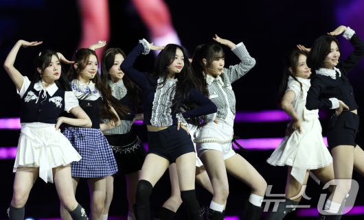 하츠투하츠가 30일 서울 마포구 상암 월드컵경기장에서 열린 ‘서울스프링페스타 WONDER SHOW’에 출연해 화려한 무대를 선보이고 있다. ⓒ News1 권현진 기자