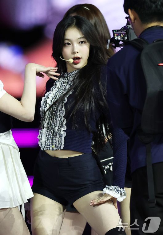 하츠투하츠 이안이 30일 서울 마포구 상암 월드컵경기장에서 열린 ‘서울스프링페스타 WONDER SHOW’에 출연해 화려한 무대를 선보이고 있다.  ⓒ News1 권현진 기자