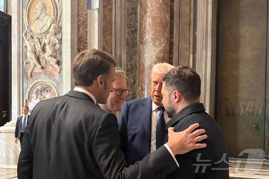 도널드 트럼프 미국 대통령과 볼로디미르 젤렌스키 우크라이나 대통령이 26일(현지시간) 프란치스코 교황의 장례 미사에 앞서 바티칸 성 베드로 대성당에서 회담했다. 키어 스타머 영국 총리와 에마뉘엘 마크롱 프랑스 대통령도 배석했다. 2025.04.26 ⓒ AFP=뉴스1 ⓒ News1 이지예 객원기자
