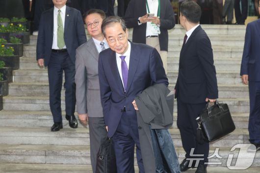 한덕수 대통령 권한대행 국무총리가 1일 오후 서울 종로구 정부서울청사에서 대국민담화를 통해 사퇴를 표명한 뒤 청사를 나서고 있다. (공동취재) 2025.5.1/뉴스1 ⓒ News1 임세영 기자