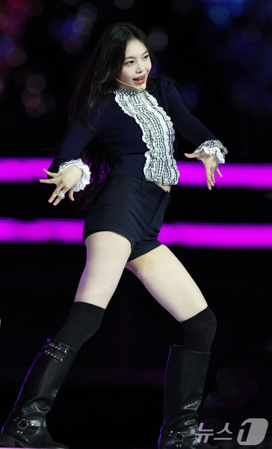 하츠투하츠 이안이 30일 서울 마포구 상암 월드컵경기장에서 열린 ‘서울스프링페스타 WONDER SHOW’에 출연해 화려한 무대를 선보이고 있다. ⓒ News1 권현진 기자