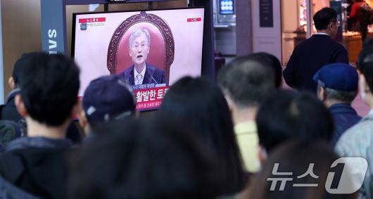 시민들이 1일 오후 서울역 대합실에서 이재명 더불어민주당 대통령 후보의 공직선거법 위반 혐의 대법원 선고 생중계 영상을 시청하고 있다. 대법원은 이날 이 후보의 공직선거법 위반 사건에 대해 유죄 취지로 파기환송했다. 2025.5.1/뉴스1 ⓒ News1 박지혜 기자